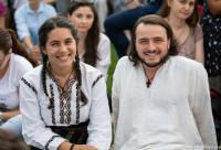 tineri zâmbind