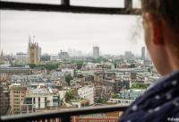 tânără privind de sus Londra