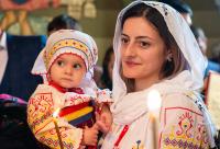 mamă cu copilul în brațe