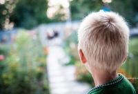 copil cu părul blond