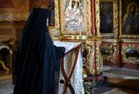 călugăr citind în mijlocul bisericii