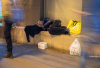 bărbat dormind pe stradă