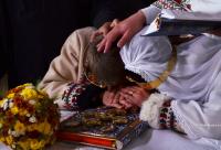 miri cu fruntea pe Sfânta Evanghelie