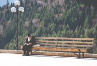 Omul duhovnicesc este aliatul lui Hristos / Foto: Oana Nechifor călugăr bătrân stând pe bancă