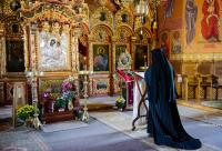 călugăr citind în mijlocul bisericii