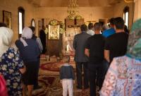 credincioși participând la Sfânta Liturghie