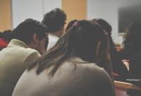 studenți cu mâna la frunte