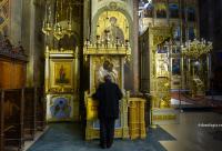 Dulceața unei vieți trăite în Domnul / Foto: Oana Nechifor bărbat în fața icoanei Maicii Domnului