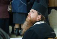 „Cine mă va despărți de dragostea lui Hristos?” / Foto: Ștefan Cojocariu preot călugăr privind în sus