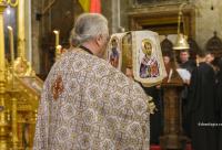 preot cu Sfântul Potir în mână