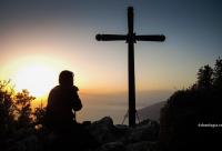 siluetă cruce la apus
