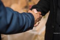 strângere de mână