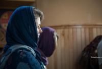 femeie cu capul acoperit