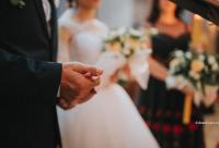 miri ținându-se de mână