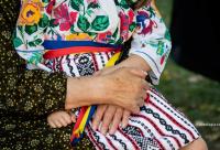 fetiță în costum popular