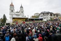 credincioși participând la Sfânta Liturghie