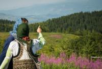 femeie în port popular indicând