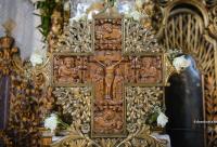 cruce sculptată din lemn