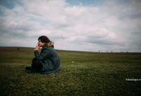 tânăr privind în zare