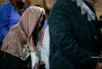 femeie cu capul acoperit