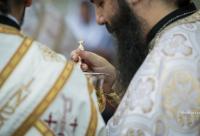 preot cu Sfântul Potir în mână