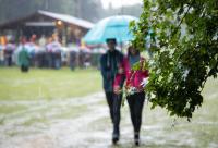tineri sub umbrelă
