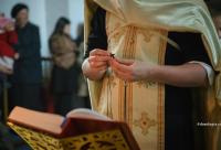 preot cu cruciuliță în mână