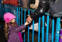 fetiță dăruind un pachet