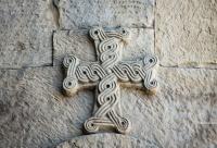 cruce sculptată din piatră