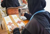 maică lucrând în atelierul de croitorie