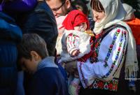 mamă cu copilul în brațe