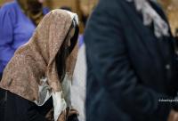 femeie cu capul acoperit