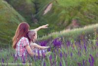 mamă și fiica privind în zare