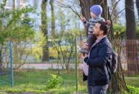 tată cu copilul în brațe