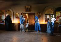 credincioși în biserică