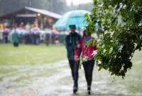 cuplu sub umbrelă