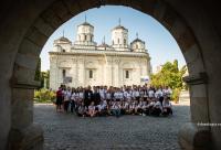 tineri în curtea mănăstirii Golia