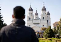 tânăr privind spre Catedrala Mitropolitană din Iași