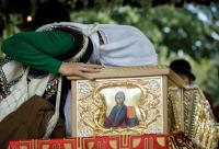 închinare la racla Sfintei Cuvioase Parascheva