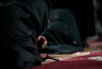 maică în genunchi cu metanierul în mână