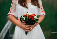 femeie cu buchet de flori în mână