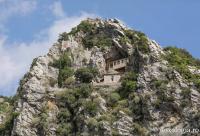 Peştera Cuviosului Nil Izvorâtorul de Mir