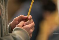 lumânare aprinsă în mână