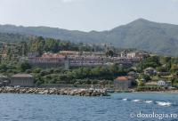 Mănăstirea Vatoped văzută de pe mare