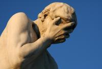 statuie care ține mâna la ochi