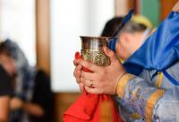 preot cu Sfântul Potir în mână