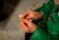 om cu o lumânare în mână