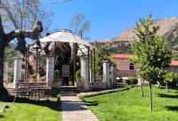 Bisericuța din interiorul unui vechi platan – Plataniotissa (Doamna Platanului)