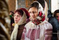 tânără în costum popular în biserică