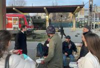 Studenții teologi asistenți sociali au gătit și au oferit hrană persoanelor fără adăpost din Iași